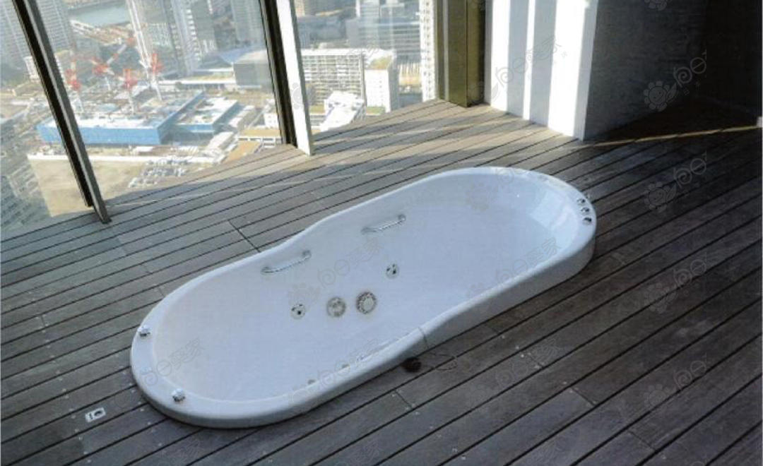 公寓室内按摩浴缸