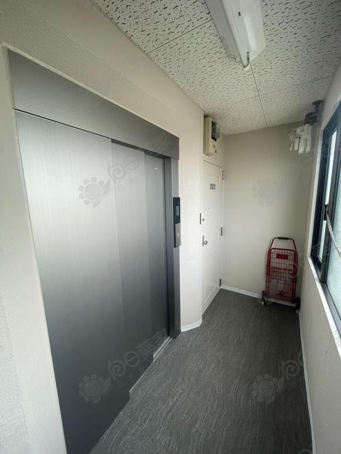 公寓电梯走廊